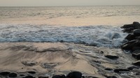 Menikmati deburan ombak di Pantai Padang