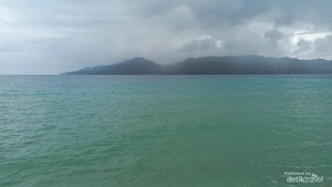 Siang-siang Makan Rujak Maluku di Pinggir Pantai, Asoi Banget!