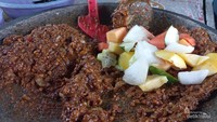 Irisan buah setelah bumbu diramu.