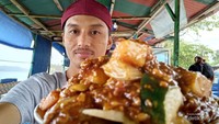 Saya yang siap menyampat rujak yang segar.