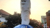 Miniatur Merlion di Pahlawan Street Center.