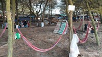 Penyewaan tikar dan hammock di Pantai Mliwis