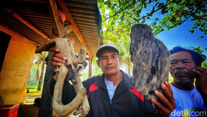 Ukiran dari limbah kayu di Pesisir Loji yang dikirim hingga ke Korsel
