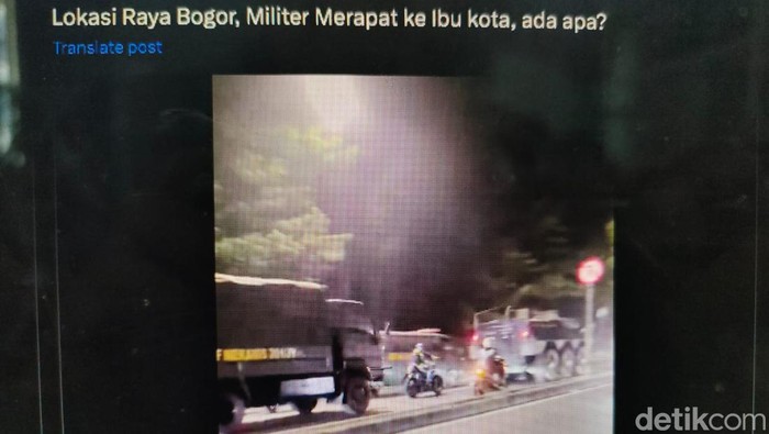 Video iring-iringan kendaraan tempur (ranpur) Anoa dan truk militer menuju Jakarta diviralkan di medsos. TNI AD menjelaskan terkait narasi dan video tersebut. (repro/detikcom)