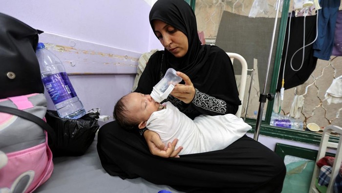 A Palestinian girl is examined by a doctor amid fears over the spread of polio after the first case was reported by the Ministry of Health, as the conflict between Israel and Hamas continues, at Al-Aqsa Martyrs Hospital, in Deir Al-Balah in the central Gaza Strip, August 18, 2024. REUTERS/Ramadan Abed     TPX IMAGES OF THE DAY