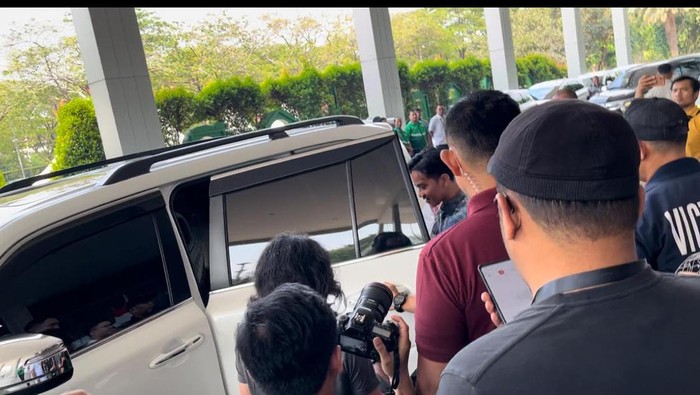 Wakil presiden terpilih Gibran Rakabuming Raka hadir ke acara Grab Indonesia menggunakan mobil Toyota Land Cruiser