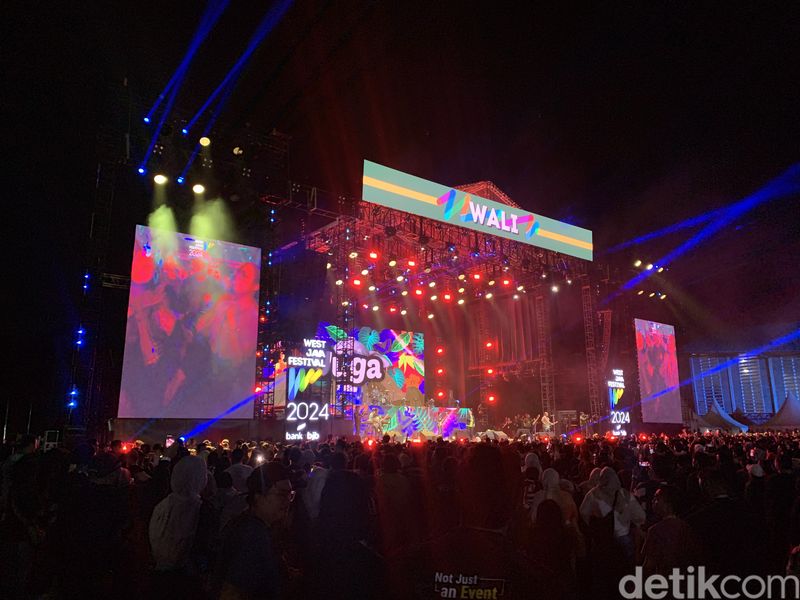 Penampilan Wali di West Java Festival 2024. Mereka jadi band penutup yang tampil jelang tengah malam di GOR Saparua, Bandung, Minggu (25/8/2024).