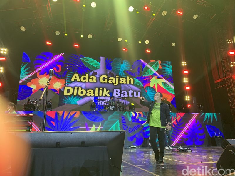 Penampilan Wali di West Java Festival 2024. Mereka jadi band penutup yang tampil jelang tengah malam di GOR Saparua, Bandung, Minggu (25/8/2024).