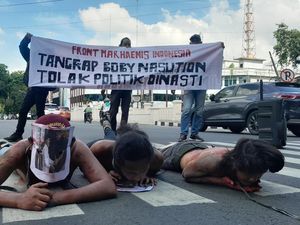 Pendemo Bawa Poster Dirinya Salami AGK, Bobby Bilang Begini