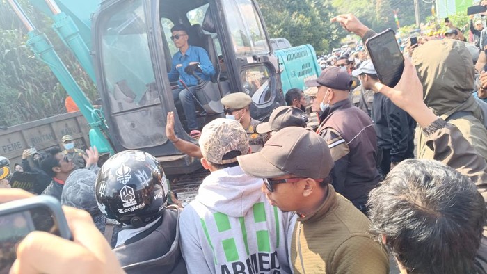 Warga adang alat berat yang akan menertibkan kios di Puncak Bogor