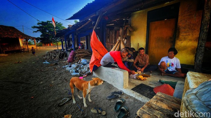 Warga Kampung Dayak Loji Sukabumi
