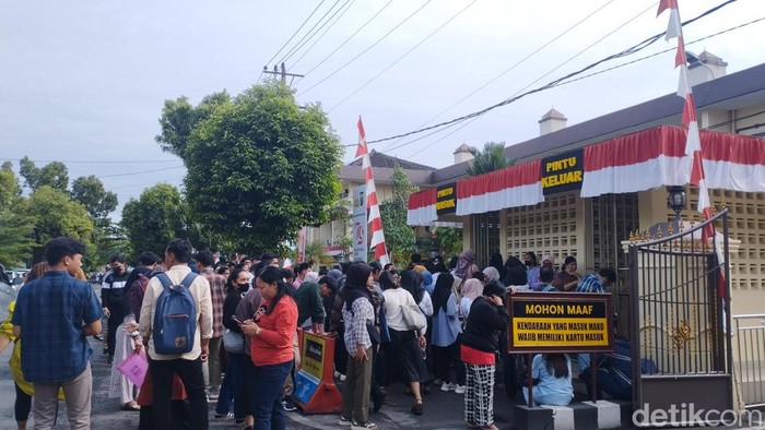 Warga Medan mengantre mengurus SKCK di Polrestabes Medan. (Kartika Sari/detikSumut)
