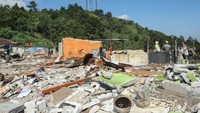 Tempat nongkrong legendaris di Puncak tersebut menjadi satu dari ratusan bangunan liar yang ditertibkan hari ini.  