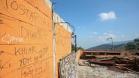 Yang tersisa di warung langganan anak muda ini hanya puing-puing bangunan.  