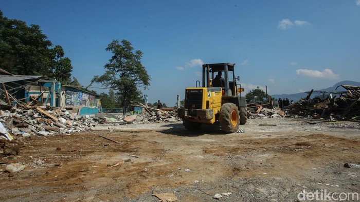 Warpat Tinggal Kenangan, Kini Rata dengan Tanah Begini kondisi Warpat Puncak usai diratakan petugas, Bogor, Senin (26/8/2024).