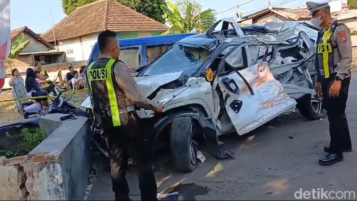 Yaris tertabrak kereta api di Pasuruan