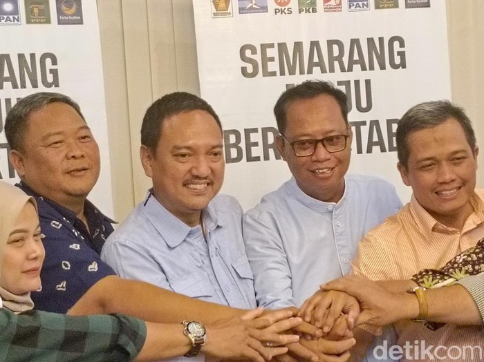 Yoyok Sukawi dan Joko Santoso bersama sejumlah pimpinan partai pengusungnya melakukan deklarasi maju Pilkada Kota Semarang, Senin (26/8/2024) malam.