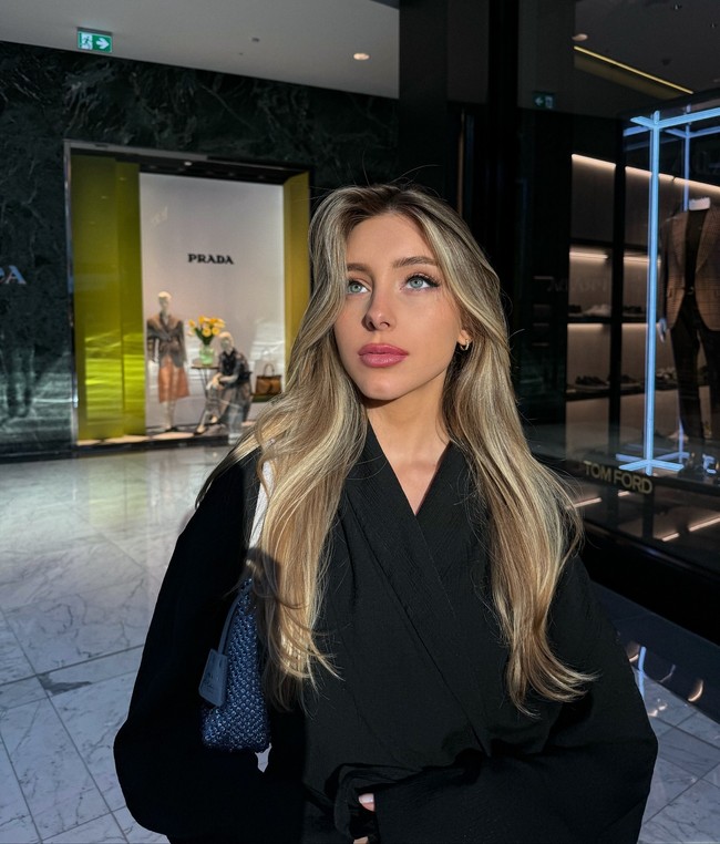 Wanita ini bernama Yulia Vavilova yang dilaporkan ikut ditahan bersama Pavel Durov. Melansir AFP, Yulia disebut sebagai pacar Pavel yang sering memamerkan kebersamaan mereka di berbagai unggahan media sosial. Foto: Instagram Yulia Vavilove