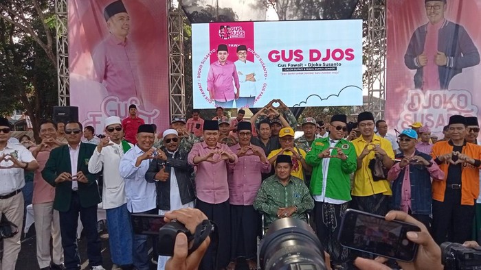 20 ribu orang padati Alun-alun Tanggul, Jember mendeklarasikan dukungan untuk Gus Fawait-Djoko Susanto.