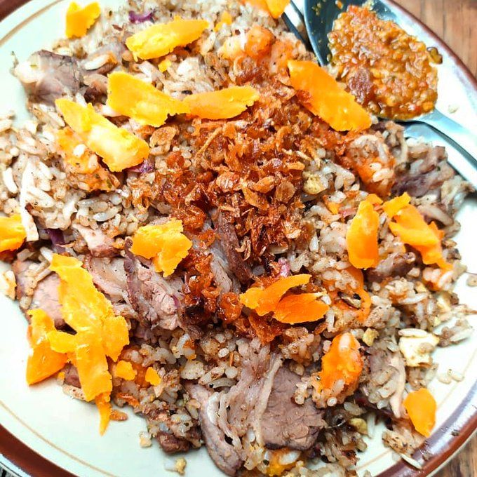 5 Nasi Goreng dengan Topping Melimpah yang Terkenal Lezat