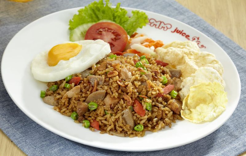 5 Nasi Goreng dengan Topping Melimpah yang Terkenal Lezat