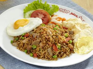 5 Nasi Goreng dengan Topping Melimpah yang Terkenal Lezat