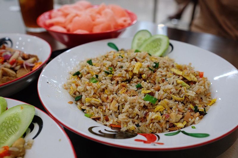 5 Nasi Goreng dengan Topping Melimpah yang Terkenal Lezat