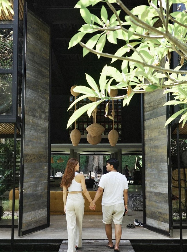 Pasangan yang resmi menikah pada Jumat (26/7/24) itu juga terlihat semakin lengket bak prangko. Melalui akun Instagram masing-masing, keduanya makin sering memamerkan kemesraan mereka. Foto: Instagram/@thariqhalilintar