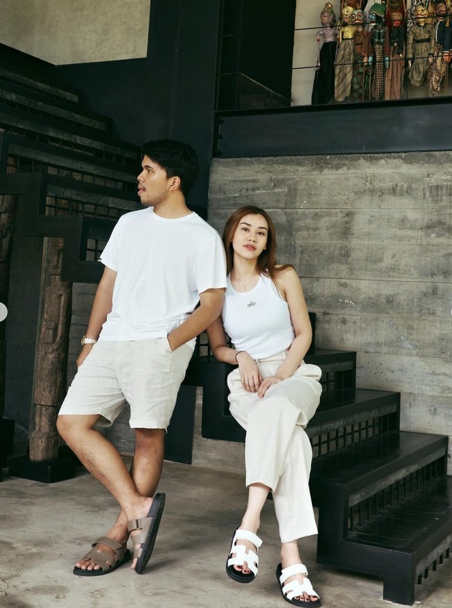 Keduanya pun kerap bergaya kompak. Seperti dalam foto, terlihat Aaliyah dan Thariq mengenakan busana senada berwarna putih dan coklat muda. Foto: Instagram/@thariqhalilintar