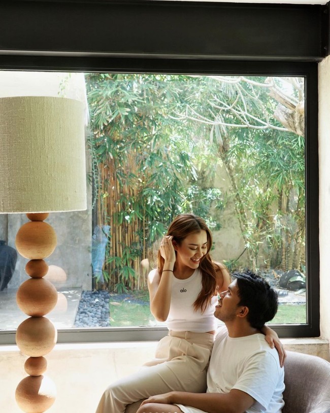 Seolah tak terpisahkan, pasutri baru itu juga selalu nempel. Perfect sunday, tulis Thariq dalam keterangan unggahannya. Foto: Instagram/@thariqhalilintar