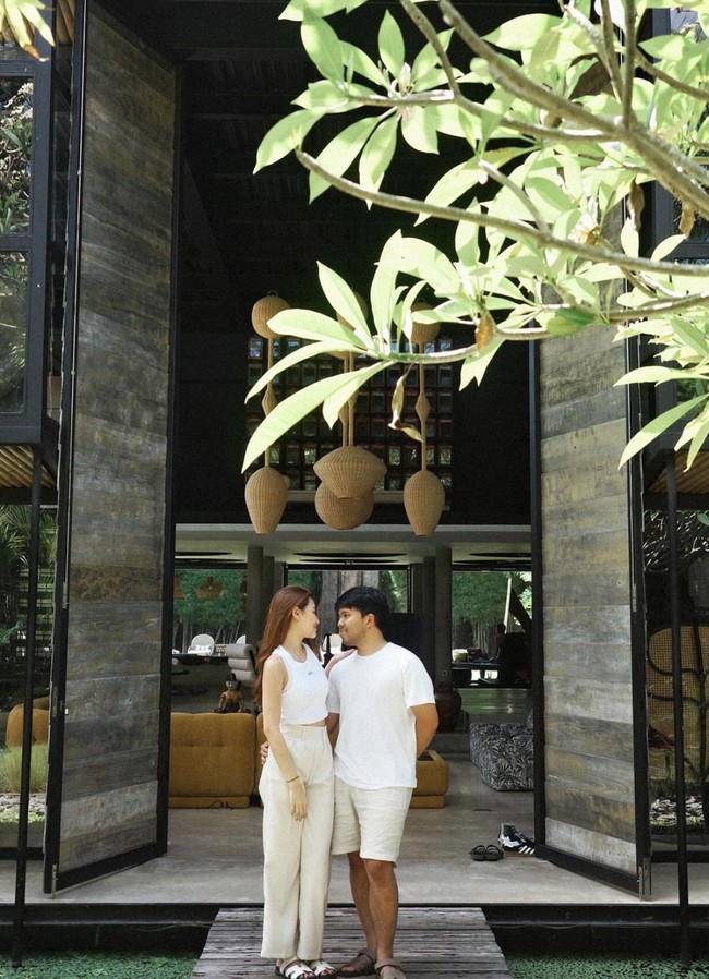 Mulai dari pose bergandengan tangan, saling merangkul, hingga bertatapan tampak dalam foto-foto unggahan Thariq dan Aaliyah di akun Instagram miliknya. Foto: Instagram/@thariqhalilintar