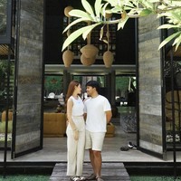 Mulai dari pose bergandengan tangan, saling merangkul, hingga bertatapan tampak dalam foto-foto unggahan Thariq dan Aaliyah di akun Instagram miliknya. Foto: Instagram/@thariqhalilintar