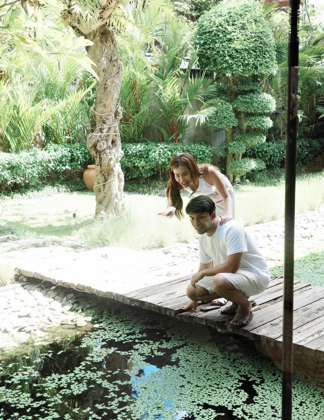 Tampaknya momen liburan tersebut juga sekaligus menjadi momen keduanya berbulan madu kembali. Ekspresi bahagia pun jelas terpancar di wajah keduanya karena bisa menghabiskan waktu bersama. Foto: Instagram/@thariqhalilintar