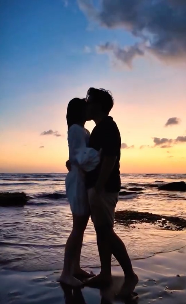 Tak hanya foto, Thariq dan Aaliyah juga mengunggah video mesra keduanya berpelukan dengan latarbelakang sunset di pantai Bali. Foto: Instagram/@thariqhalilintar
