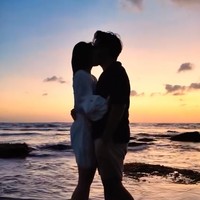 Tak hanya foto, Thariq dan Aaliyah juga mengunggah video mesra keduanya berpelukan dengan latarbelakang sunset di pantai Bali. Foto: Instagram/@thariqhalilintar