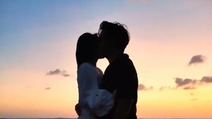 Aaliyah Massaid dan Thariq Halilintar juga mengunggah video mesra dengan latar sunset di Bali. Foto: Instagram/@thariqhalilintar