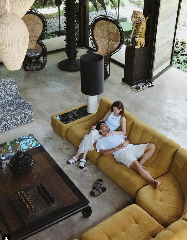 Aaliyah Massaid dan Thariq Halilintar saat ini tengah kembali menikmati kebersamaan mereka dengan berlibur ke Bali. Meski tak hanya berlibur berdua, karena keduanya diketahui mengajak serta karyawan mereka, namun keduanya tetap tak ragu memamerkan kemesraan mereka. Foto: Instagram/@thariqhalilintar