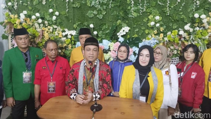 Achmad Afzan Arsian Djunaid (Aaf) dan Balgis Diab mendaftar  Pilwalkot Pekalongan 2024 di KPU Kota Pekalongan, Jawa Tengah, Selasa (27/8/2024) sore.