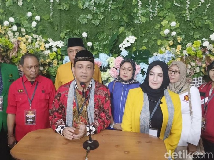 Achmad Afzan Arsian Djunaid (Aaf) dan Balgis Diab mendaftar  Pilwalkot Pekalongan 2024 di KPU Kota Pekalongan, Jawa Tengah, Selasa (27/8/2024) sore.