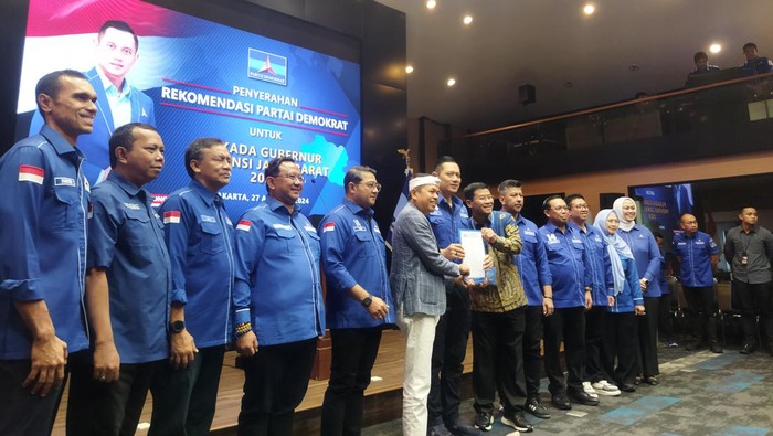 AHY menyerahkan surat rekomendasi Demokrat kepada bacagub-bacawagub Jabar, Dedi Mulyadi-Erwan Setiawan.