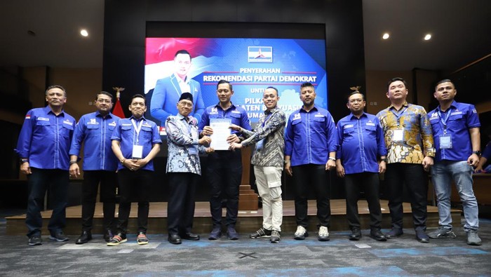 AHY menyerahkan surat dukungan untuk paslon di Pilkada Banyuasin.