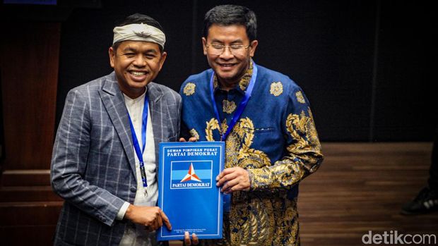 Ketum Partai Demokrat Agus Harimurti Yudhoyono (AHY) menyerahkan surat rekomendasi kepada tiga pasangan calon kepala daerah. Rekomendasi diserahkan kepada bakal cagub Jakarta, Jawa Barat, dan Jawa Tengah.