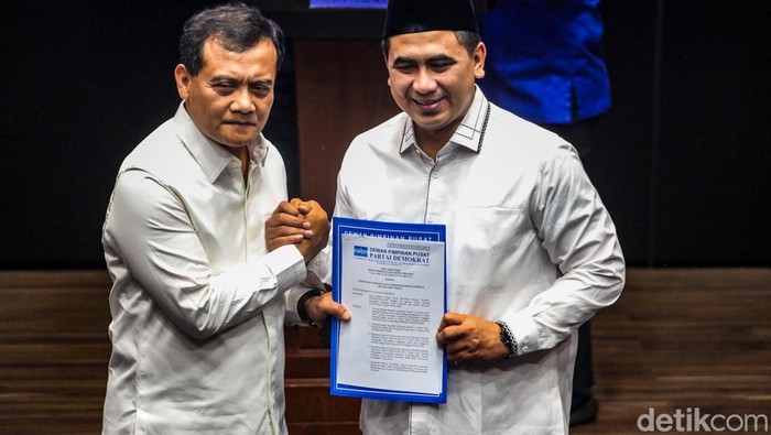 Ketum Partai Demokrat Agus Harimurti Yudhoyono (AHY) menyerahkan surat rekomendasi kepada tiga pasangan calon kepala daerah. Rekomendasi diserahkan kepada bakal cagub Jakarta, Jawa Barat, dan Jawa Tengah.