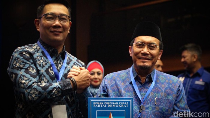 Ketum Partai Demokrat Agus Harimurti Yudhoyono (AHY) menyerahkan surat rekomendasi kepada tiga pasangan calon kepala daerah. Rekomendasi diserahkan kepada bakal cagub Jakarta, Jawa Barat, dan Jawa Tengah.