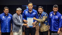 Dari Jabar, AHY menyerahkan rekomendasi kepada Dedi Mulyadi-Erwan Setiawan.   