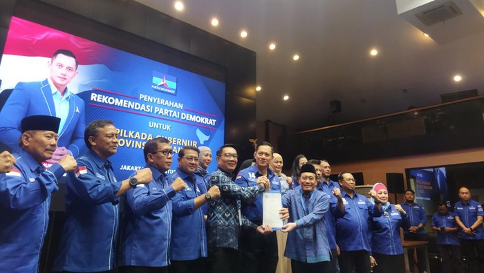 AHY serahkan SK dukungan Demokrat ke RK-Suswono (Kurniawan/detikcom)