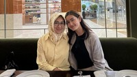 Terlepas dari dunia politik, Airin senang membagikan momen lain, salah satunya saat kulineran. Foto: Instagram @airinrachmidiany