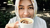 Airin senang membagikan momen kulinerannya saat bersama sang anak maupun teman-temannya. Tidak hanya makan berat, politisi ini juga nongkrong di kafe. Foto: Instagram @airinrachmidiany