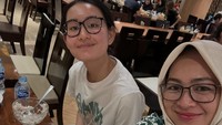 Wanita kelahiran 1974 itu senang membagikan keseruannya saat makan-makan bersama sang anak. Salah satunya ketika ia dan anak perempuannya makan nasi Padang. Foto: Instagram @airinrachmidiany