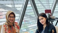 Kalau ini momen saat ibu dua anak itu makan bersama anaknya di sebuah restoran. Mereka terlihat menikmati hot pot. Foto: Instagram @airinrachmidiany